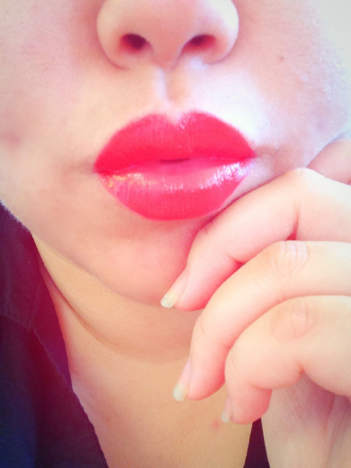 fuckmylittlecunt:  yup. lip spam. mmm id love to put something between my lips. 