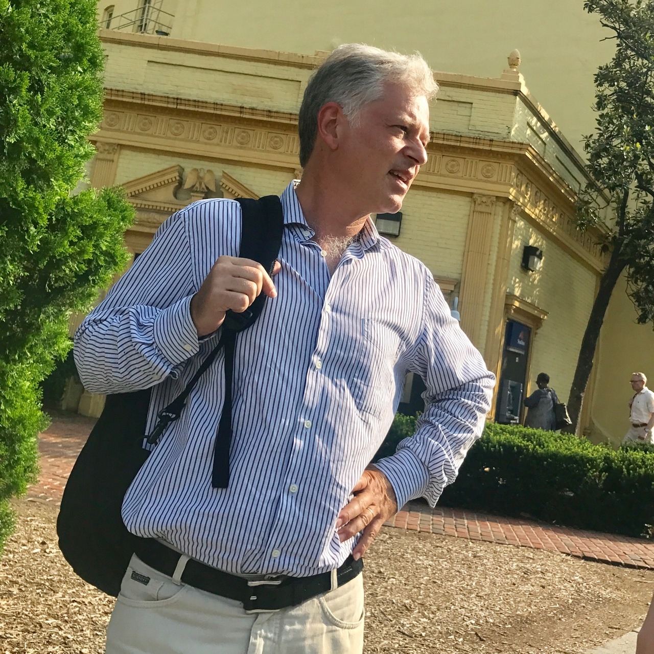 dilferotica:  daddiesonthego:  Confident DuPont Circle Daddy giving out directions
