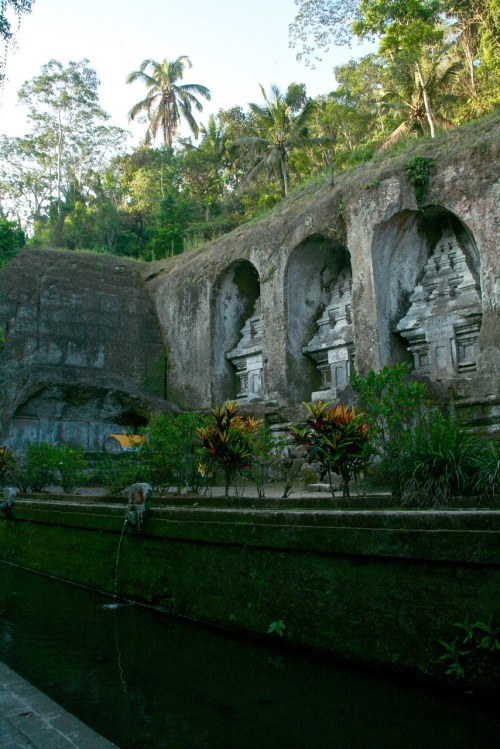 quickwitter:  The Path to GUNUNG KWAIBali, Indonesia At the bottom of a lush green river valley is o