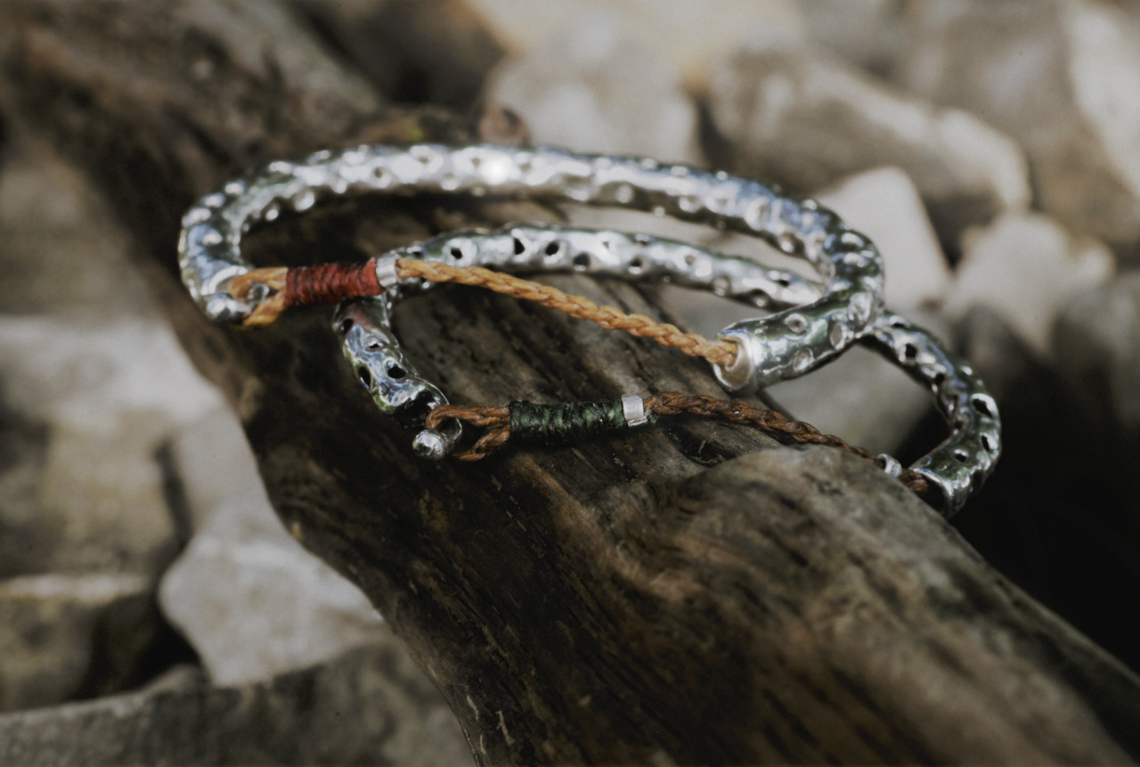 【Skeleton Cactus Bangle】
Material : silver925, waxed linen cord