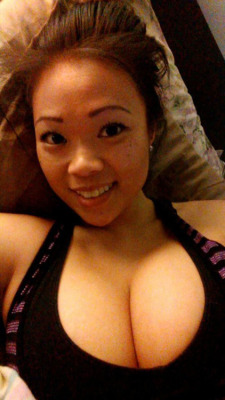 selfieasiangirl:Asian girl selfie with huge