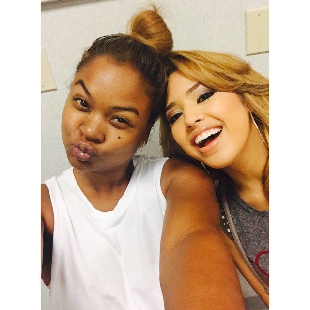 jasminev-news:  @neicybaby: Photobomb no makeup fa realz thuggin it but her hair