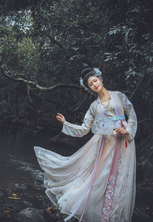 Traditional Chinese hanfu by 华姿仪赏