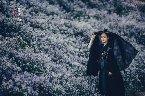 fuckyeahchinesefashion:苍云垣*西风过 by 疯子 chinese hanfu