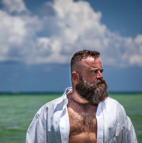 bearlysane:  . . .  This man has a beautiful beard. Damn.