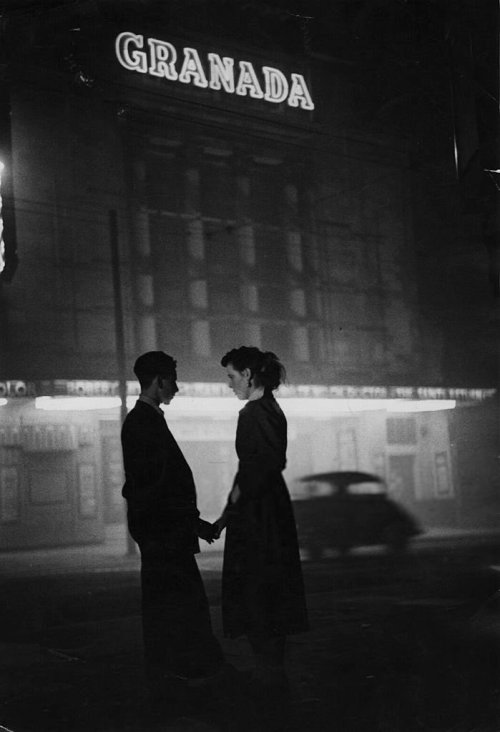 luzfosca: Bert Hardy. A young couple hold hands outside the Granada Cinema, 1st April 1957.