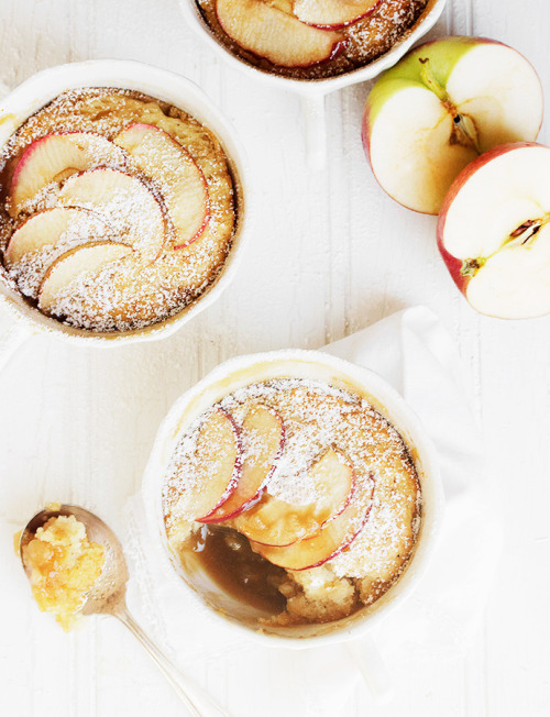 do-not-touch-my-food:Caramel Apple Pudding CakeOmgomgomg…