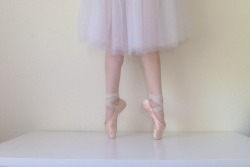 babyhearted:Ballet’s five basic positions