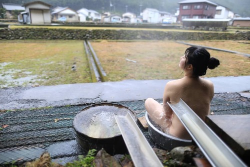 ここは和歌山県にある 井関温泉｢たらいの湯｣ ・ 恥ずかしいけど温泉だよ♪ ・ ファンクラブ｢湯活隊｣で今後のスケジュールを公開しました！ ファンミーティング(飲み会)や温泉オフ会の情報など参加型のイ