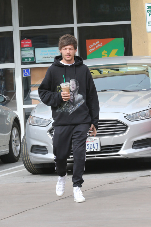 trackingonedirection: Louis Tomlinson out in LA. (16/02/2017)Part 1/3