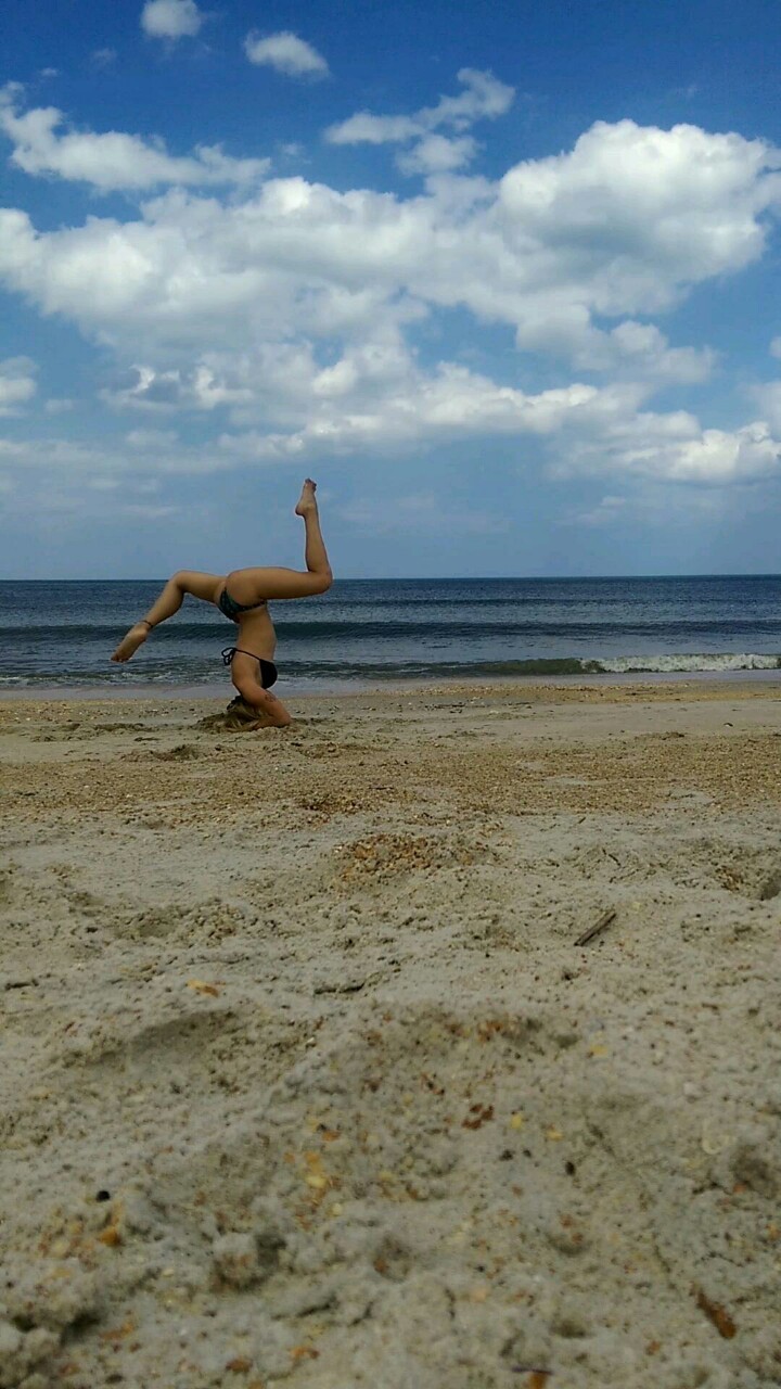 sexual-scorpio-stoner:  beach goddess  Yes. Yes you are