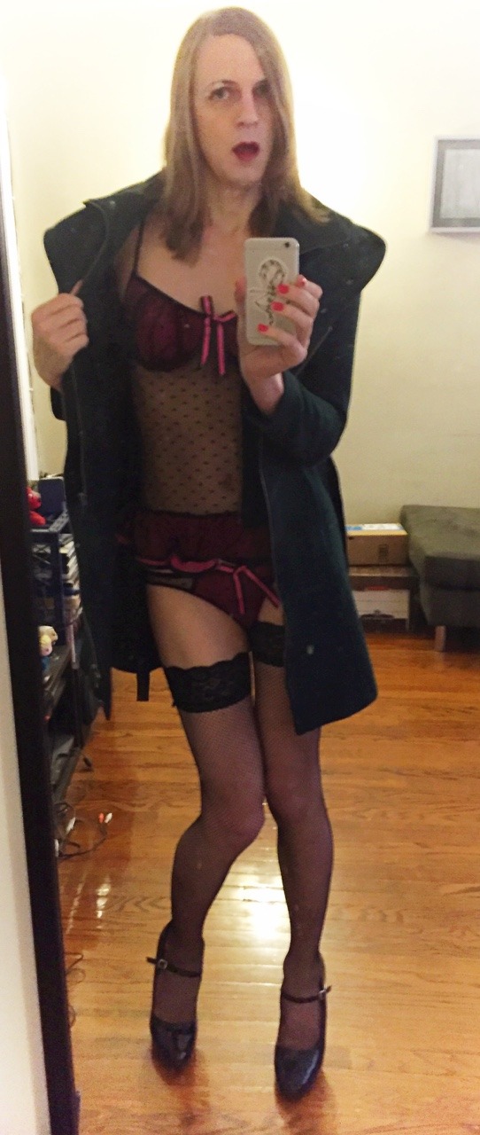 amy-is-lewd:  Going to see a girl about a dick 🔥