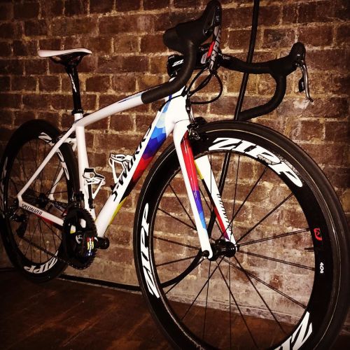 irawwrxz:  pedalitout:  @l_armitstead’s World Champion bike displayed at the #SRAM booth @rouleurcla
