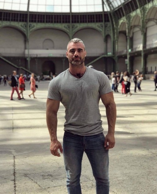 hetteroflexxible:  Bello y sexy…