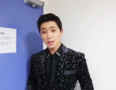 misschunsa:  Changrick’s waving style (o^ ^o)/ 