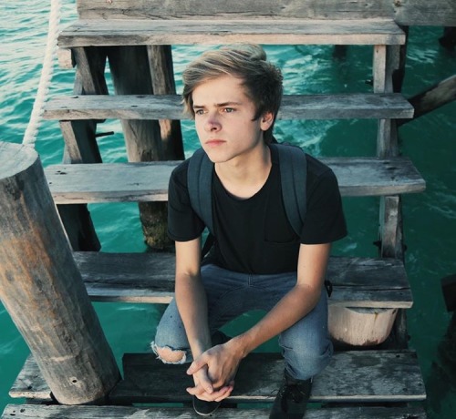 lxkekorns:lukekorns: I look like a very upset middle schooler in this photo. But the water, SO BLU