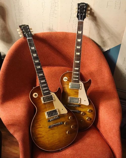 Twinning Gibson Historic R9 Les Pauls. Also(!): the example from 2017 up front is 7lbs 13oz. Just ab