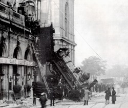 photos-de-france:L’accident ferroviaire de la gare Montparnasse, 1895.