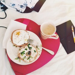 c-rescentmoon:  Breakfast in bed - a nice pause to finals week 😌☕️