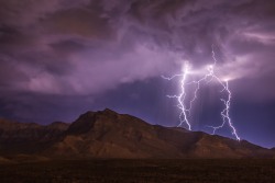 lasvegaslocally:  Another amazing Red Rock Canyon lightning shot, by w8keslayer  that’s a nice shot with out PS.