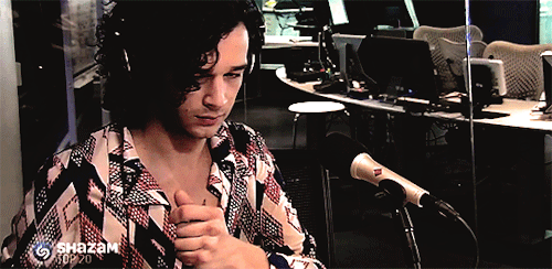mattyhewhealy:  the interviewer gave him a bottle of wine as an apology for starting the taylor swift rumours and matty just… +