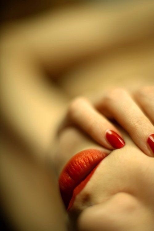 adessoomaipiu:  sexylilkitten:  Lips of temptation 💜💜  T  Awesome
