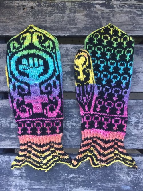 Hand Knit Feminist Mittens Gudrun //asfaltsflickandesign