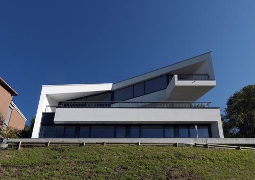 A residence nestled on the Alpine slopes #ArchitectureDesign by Davide Macullo Architects. http://bi