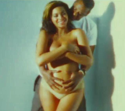 thechanelmuse:  thequeenbey: Bey, Jay & Blue.  Delusional people who still believe she faked being pregnant be like “you never know she could’ve photoshopped the video”