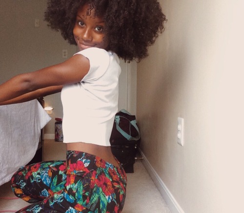 curls-bythapound:  Tonez ✨🌺👐🏾 IG: Sixteencats