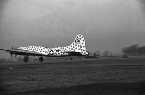 B-17F Flying Fortress aircraft &lsquo;Spotted Cow&rsquo;, assembly ship of 384th Bomber Group, 547th