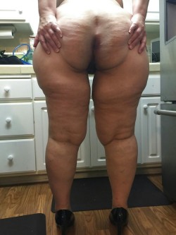 datdudeukno:  I love her cellulite ass