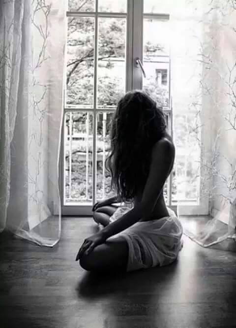 mydreamtolife:
“Poteva essere se stessa, starsene per conto suo. Ed era proprio questa la cosa di cui in quel periodo sentiva spesso il bisogno: pensare, o meglio, neppure pensare. Starsene in silenzio; starsene da sola. Tutto l’essere e il fare,...