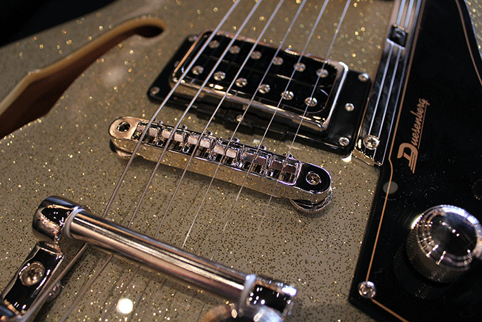 metalmage:  glorifiedguitars:  Duesenberg Starplayer TV III Silver Sparkle  [Source: