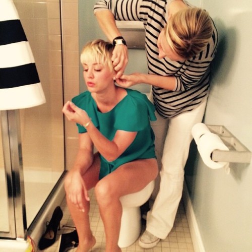 the-happiness-spreader: A bottomless Kaley Cuoco getting her hair done on the toilet. One of the sex