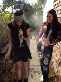 hempbabee:  More danksgiving sisterly bonding