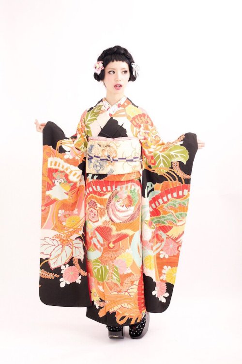 Antique furisode featuring a regal cypress fan (hiogi) with a beautiful phoenix motif on the skirt (