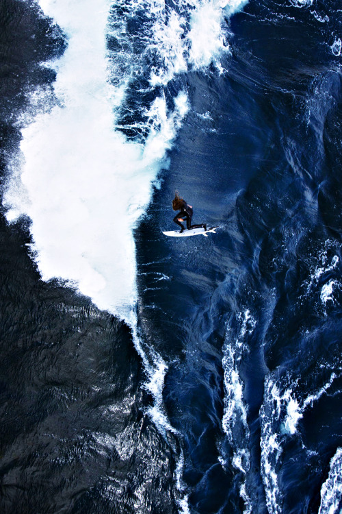 highenoughtoseethesea: Craig Anderson, going left during a bumpy Black Rock sesh. Photo: John Respon