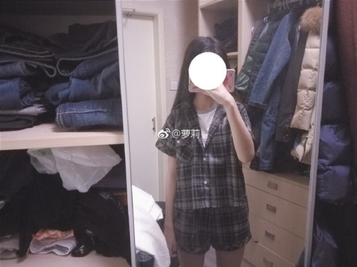 美女萝莉，在家里换衣服准备出门。