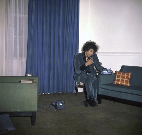 twixnmix:  Jimi Hendrix in Ringo Starr’s apartment at 34 Montagu Square, in Marylebone, London, 1966.  Jimi rented the apartment for £30 a month. He lived with his girlfriend, Kathy Etchingham, and also with his manager, Chas Chandler, and his girlfriend,