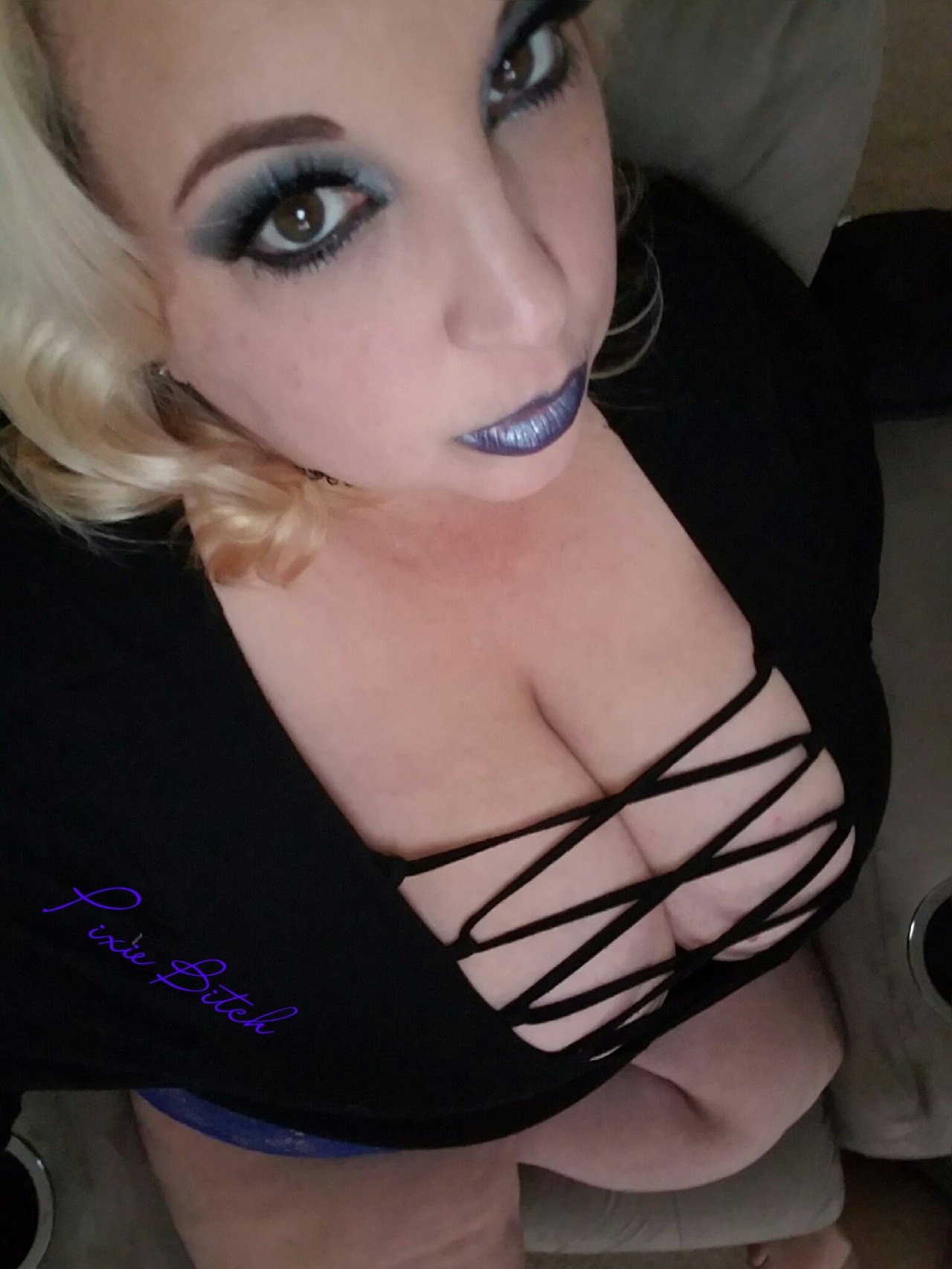 pixie-bitch75:Frostbite n’ Blue with a little titty peek too…  💜kisses,pixie💜