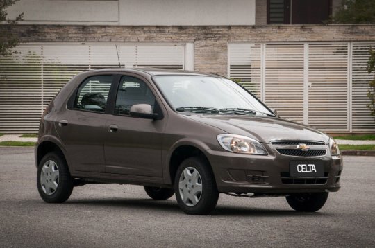 Chevrolet Celta 2014 na cor verde com a dianteira em detalhe