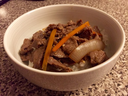 Gyūdon Ingredients: 200g sirloin 1 onion 1 carrot 1 clove of garlic, finely chopped 190ml beef broth
