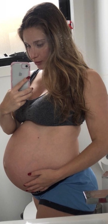 wannabedaddy26:Look at this beautiful baby momma, her belly is so cute :)))
