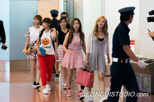 fy-crayonpop:Crayon Pop arriving at Haneda Airport 04.08.13