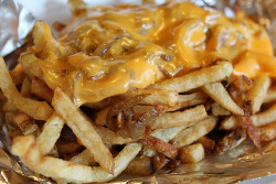 yummyfoooooood:  Cheesy Fries with Caramelised