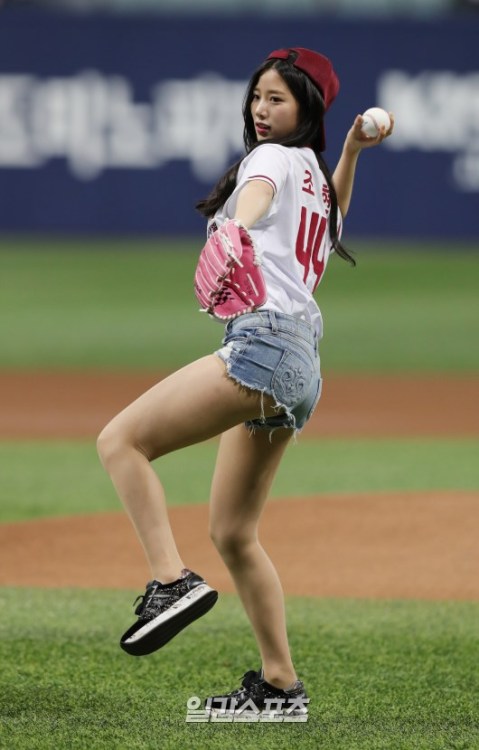 Johyun, first pitch