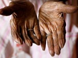 a-picture-says-with-sight:  flightlesslexxii:  Jeralean Talley is 115 years old  the oldest living American These are her hands when she was 113  She passed away this past June, at 116. 