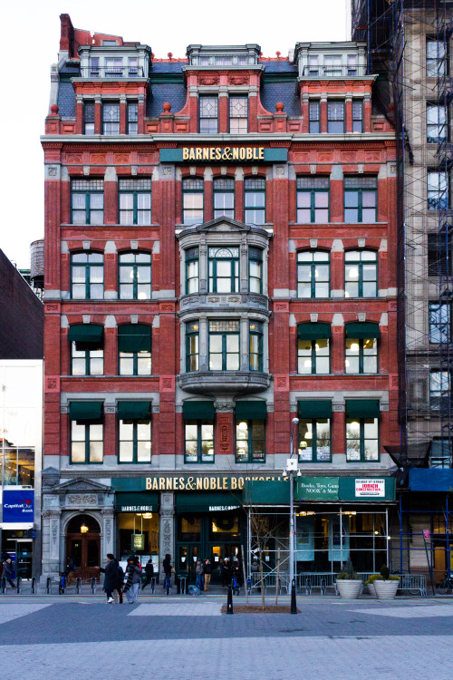 bookgeekconfessions: This is my favorite B&amp;N.I MISS NEW YORK! dreamentor i may just have to 