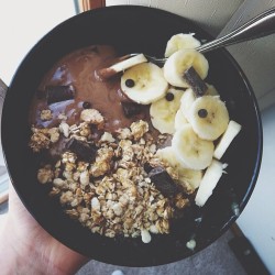 goodhealth-andgoodvibes:  It’s freezing and I work a double today so this cinnamon cookies and cream oatmeal was perfect. Topped with the usual banana, melted chocolate peanut butter, granola and some dairy free chocolate. Instagram - goodhealthgoodvibes